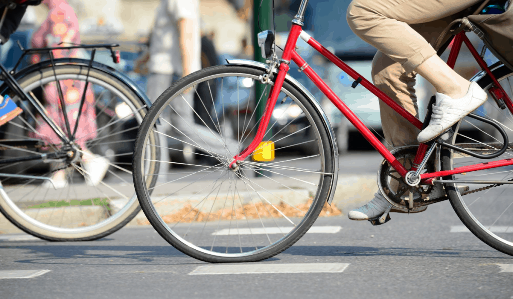 Caminar en bicicleta pedaleando bicicleta roja