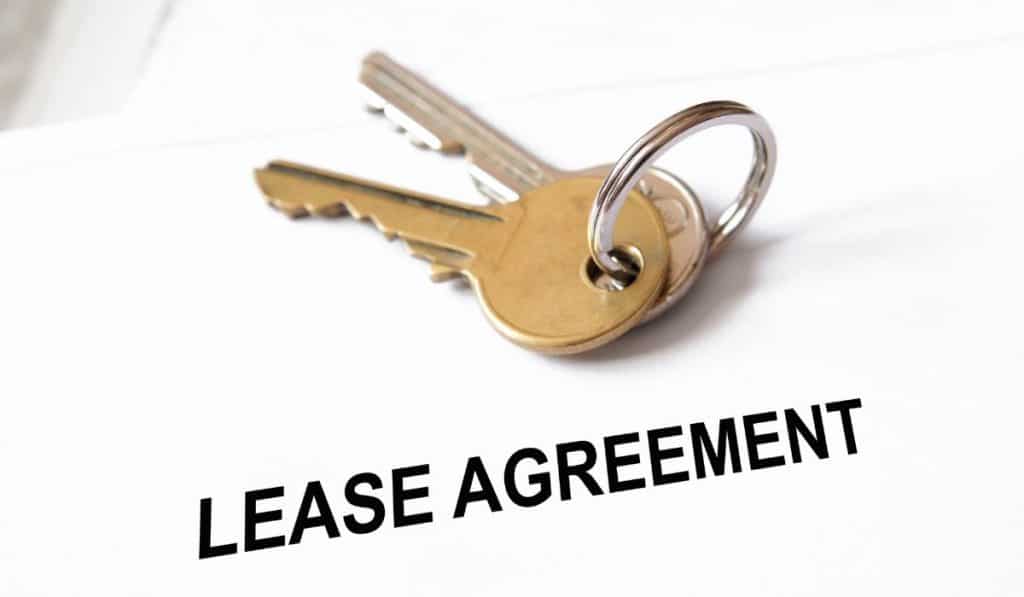 keys on top of the lease agreement contract